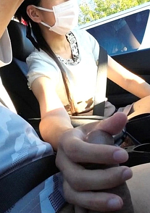 [Individual Shooting, In-Car Sex] <Amazing handjob sex friend> While driving in the daytime, his dick gets stroking and gets a full erection! He gets so excited when he gets watched from the car next to him!! He can't resist being patient and inserts his pussy into a piston!