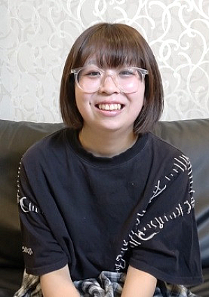[Purchaser benefits/Review benefits available] (First shot) A 149cm otaku beauty with minimal glasses tries out sex for the first time.She has little sex experience and has excellent sensitivity, so she cums a lot and was promised to go out, but she completed the insemination with a half-cum inside her without telling her.