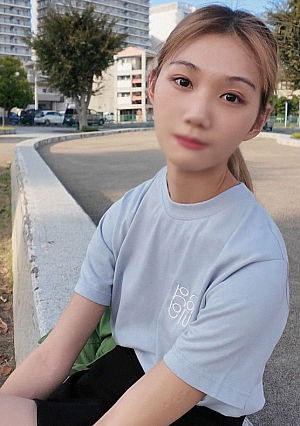 Kaede, a slender abs-mushy girl who has been contacted again due to lack of money, has an innocent yet thick piston that tightens her pussy and pours hot semen into her shaved pussy.