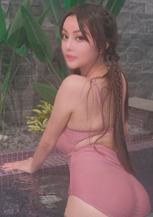 [First shot] H-cup big breasted swimming club beauty. Her toned body melts with a massage, and her wet pussy is convulsed with a big cock in cowgirl position, and a rich bukkake is made on her fair-skinned body.