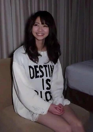 A video of an 18-year-old cheerleader who is as cute as an idol and continues to shake her hips while ejaculating inside her well-trained fair-skinned and slender body.