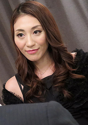 Beautiful mature woman seeking impregnation