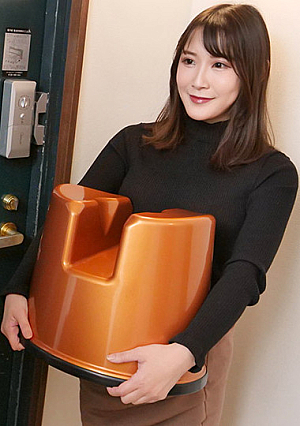 The Freaky Lady Brings You a Freaky Toy Chair! : Seductive mature beauty with a sk**lful tongue for authentic soap play at home!