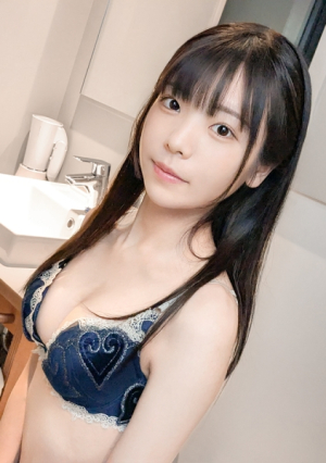 Contrary to her neat looks, she is very curious about sex. Take a look at her admiration for AV actresses and the greedy desire that arises because she has little experience. [First shot] AV application online AV experience shooting 2493