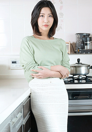 Seducing by Flashing Pussy: Emiri Momota