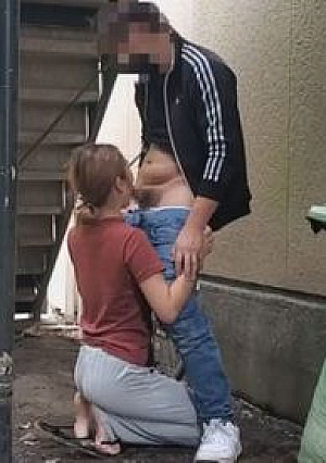 Seen by a neighbor of a house Face Go up to the house and in a living room full of life the wifes despair 25 minutes