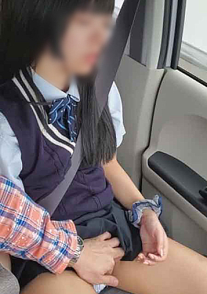 Prefectural General Course A girl with long black hair Selling her body to an unknown uncle to leave the countryside after graduation