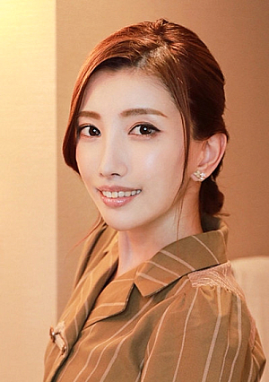 4 languages ​​fluently educated quadlingual older sister Seiko, 31 years old, a hentai interpreter who loves raw semen that is fresher and richer than three meals