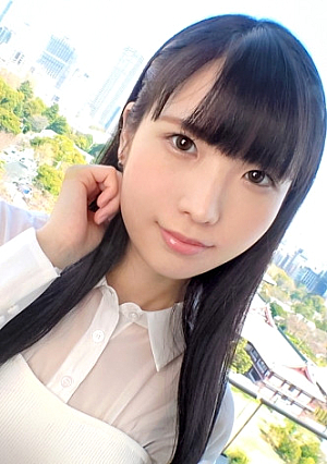 [First shot] A neat and clean apparel clerk who looks and speaks in a relaxed manner.