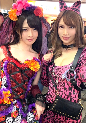 On the day of Shibuya Halloween, in the midst of a series of arrests, a costume pick-up teacher rushes into a pink female leopard busty gal & a sexy little devil duo who are aiming for one-chan. Orgy