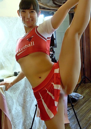 A bright and cute big cheerleader who is naturally good at the floor.