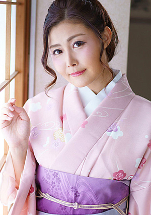 A beautiful proprietress fights on the survival of the inn