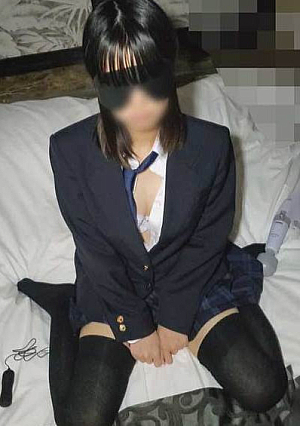 Grade 2004 Black-haired knee-highs 4 Big cock insertion hurts but feels good creampie
