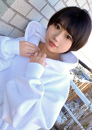 [Surprisingly perverted with a cute face] A sharp girl who came to an AV shoot wearing a baggy hoodie and not wearing trousers or skirts (panties as soon as she turned the hoodie). AV application AV experience shooting 1982