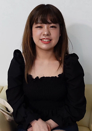 A 20-year-old JD with a shining smile a pure younger sister-type girl sucks her big cheeks and sucks deeply with a soggy blowjob that makes an adults dirty cock jubojubo immediately The review privilege is 4K high image quality