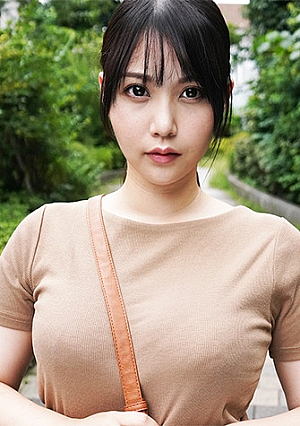 An amateur who has a cute face and is abnormally squirting with her breasts