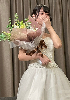 Finally on sale Erika-chan Tears of Graduation Wedding Fans Pre-sale version with a photo book as a reward at a personal photo session for Thanksgiving