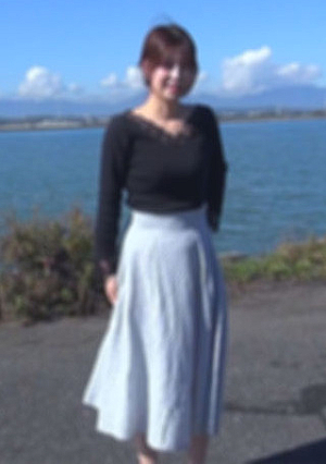 A beautiful wife who is in debt with a pachinko sticks out her beautiful round buttocks and accepts vaginal cum shot