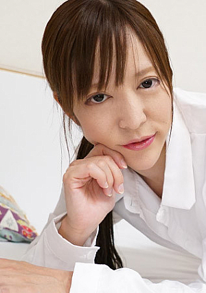 Pinching A Married Woman Looking For A Job - Ren Misaki
