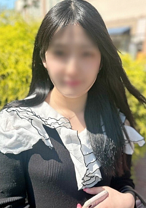 Although he has a pure appearance, he moans while he begs to cum inside the club, saying, I want to cum inside her vagina ♡ ♡