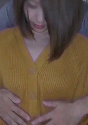 [Reedited version of light-faced mosaic] A beautiful Akita wife is called out to shop for souvenirs for her c**ld at a hotel in broad daylight and creampied. Reedited version