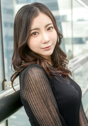[Moteaura x Experienced Sensitive Body] A 32-year-old beautiful influencer smiles and says, 