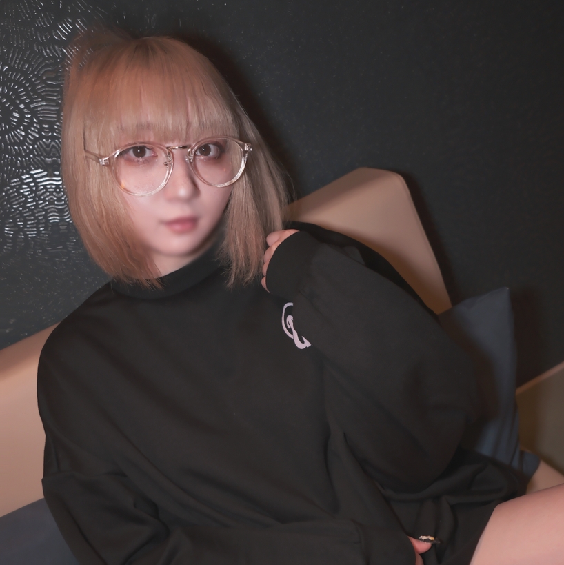 [First shoot] 1/8th 1st grader specializing in voice actors, I pushed my voice down at a net cafe and secretly thrusts into the tension of the shaved pussy, and inseminated in the tight shaved pussy