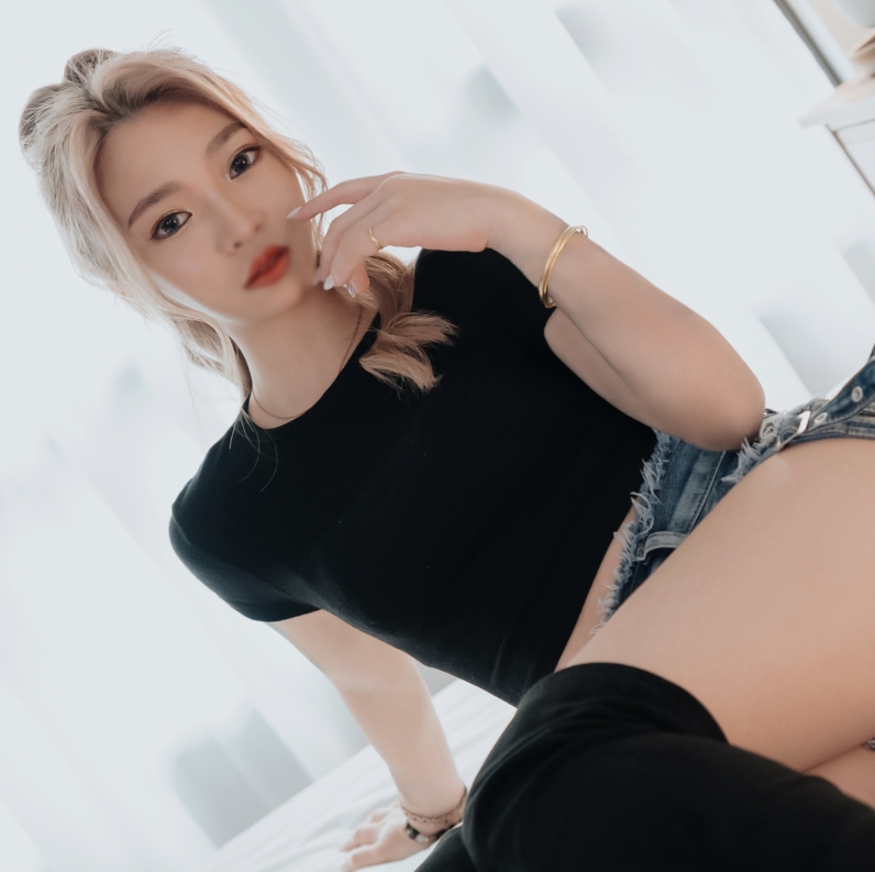 [First shoot] A sexy J.D., who is aspired to be a dancer, has a super sensitive constitution and orgasms and convulses, squirting and splashing on her lewd face.