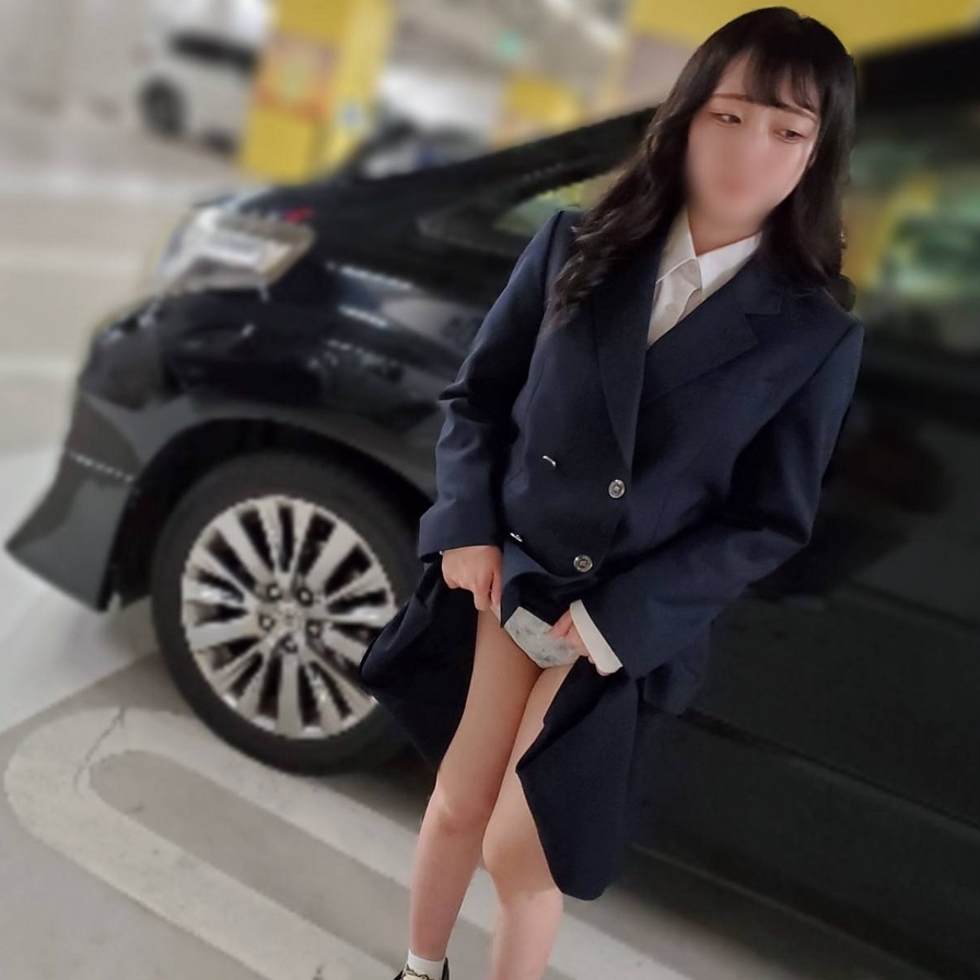 She has grown up after graduating from a long black haired honor student, and has been in a uniform for the first time in a long time.