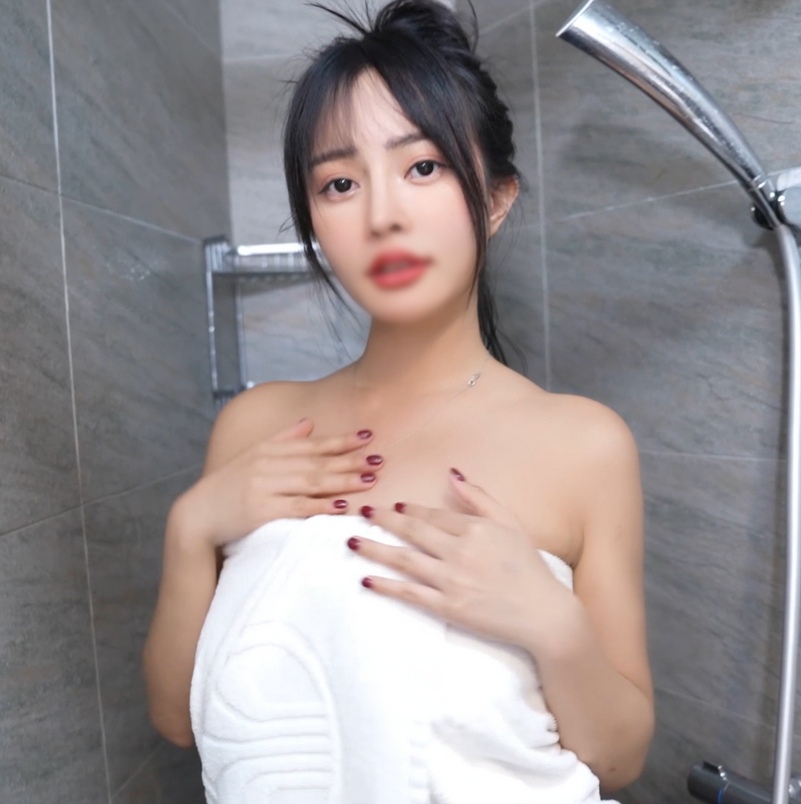 [First shoot] A cute, beautiful woman with big breasts gets thrust into two crazy cocks in a threesome, climaxing with intense bukkake and cums
