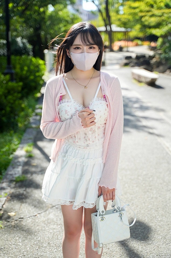 [This is the taste] Simple, first-time filmed, authentic female student Rise-chan's fair-skinned, pinched breasts are incredibly nervous, but her serious, serious orgasmic voice, Ahhh♥ is so erotic that I had raw creampie sex [4K high school]