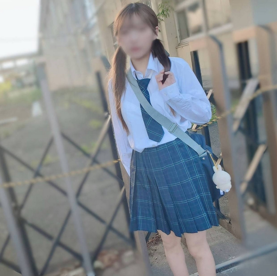 On the way home from Run-chan, he picked up in the car and checked his panties, then took him to the hotel and had sex.