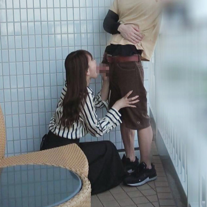 Enjoying having a female college student she just met suck her dick on the balcony of a high-rise hotel [Mizuki, a female college student]