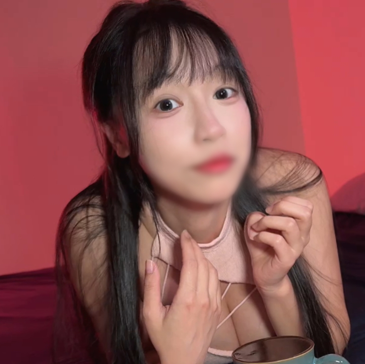 A fair-skinned H-cup beautiful woman with an outstanding style. She gets into an estrous mode when she cums, and the love juice overflows with a violent piston that reaches deep into her vagina. A rich bukkake is poured on her beautiful naked body.