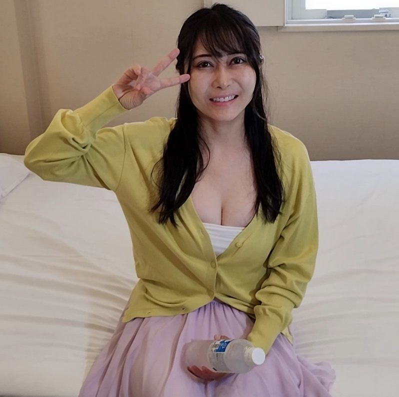 [Massive facial cumshot] A neat and clean office lady with a sexy cleavage in her commuting clothes gives a blowjob while doing a double piece ♥ Creampie ascension with sex to pray for an easy delivery ♥ Finally, a massive facial cumshot and her neat face is a semen toilet ♥ *Review bonus: Assortment of 5 hell pictures
