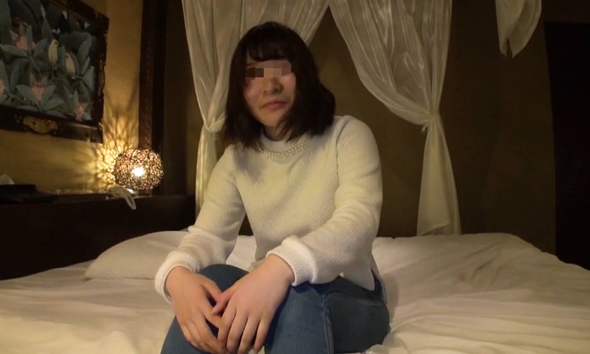 [Amateur individual video] First 3P continuous creampie experience Yui-chan, 20 years old, a C-cup slender female college student who is naive and shy and takes notes on everything