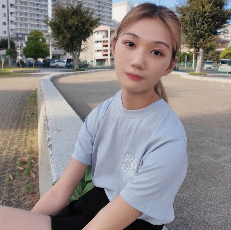 Kaede, a slender abs-mushy girl who has been contacted again due to lack of money, has an innocent yet thick piston that tightens her pussy and pours hot semen into her shaved pussy.