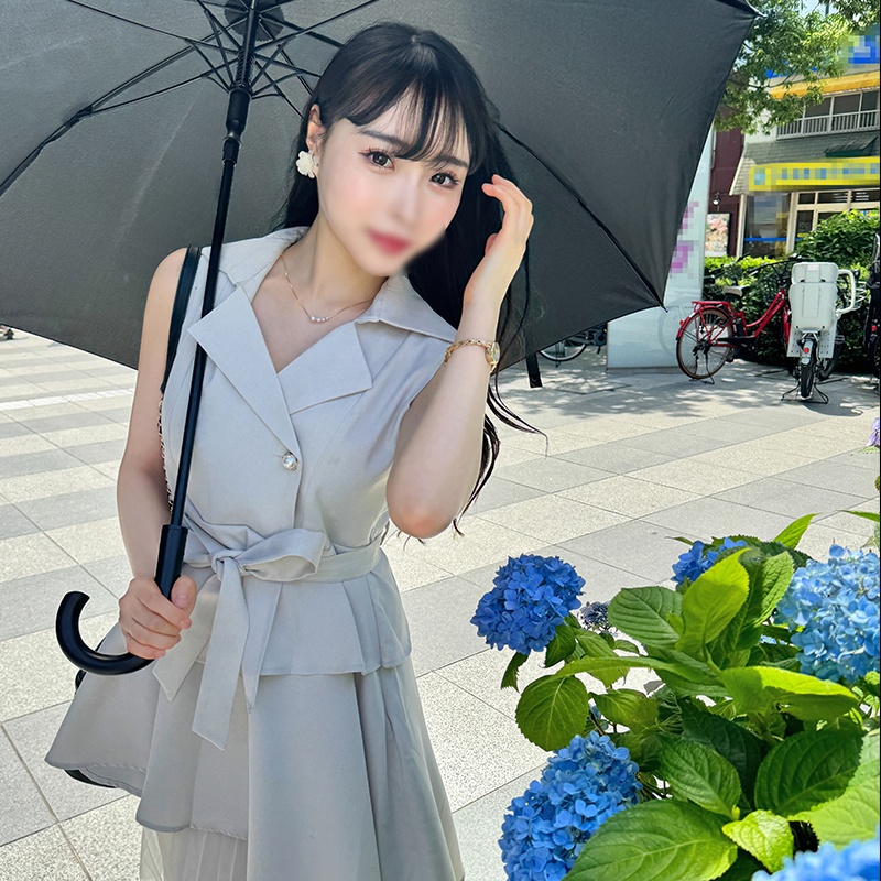 A naughty woman with cuckolding who looks as good as her friend's man. A naughty big-breasted woman with exposed pheromones has semen squeezed and raw sex with her waist.