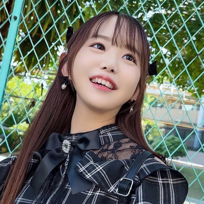 [Covered in oil] A mass-produced fashion pick-up waiting bitch who is sure to be popular