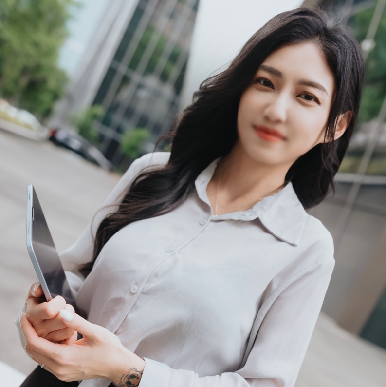 A super beautiful and serious figure with an excellent style as a new graduate from the IT industry changes instantly when she sees a big black cock.From the time she leaves work until the time she comes to work, she reaches the climax with a violent piston, squirting all the time.