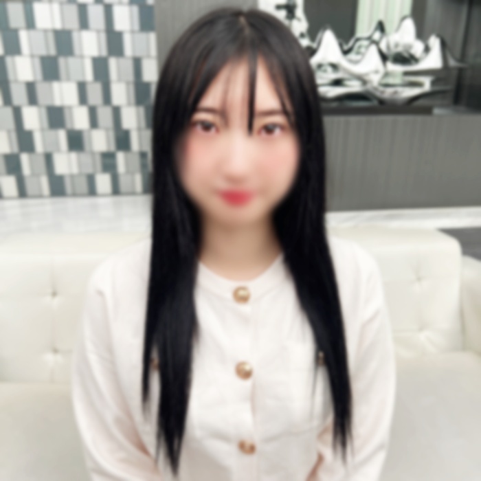 A fair-skinned girl with long hair and big breasts falls prey to a big-cock videographer, and she can't help but feel pleasure as her pussy is gouged by the penis, which is different from her boyfriend's.