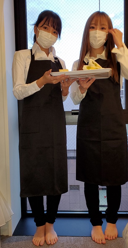 Part-time job fellow cafe clerk that c**ld with black hair and that c**ld with big breasts and 3P Open commemorative special price until tomorrow