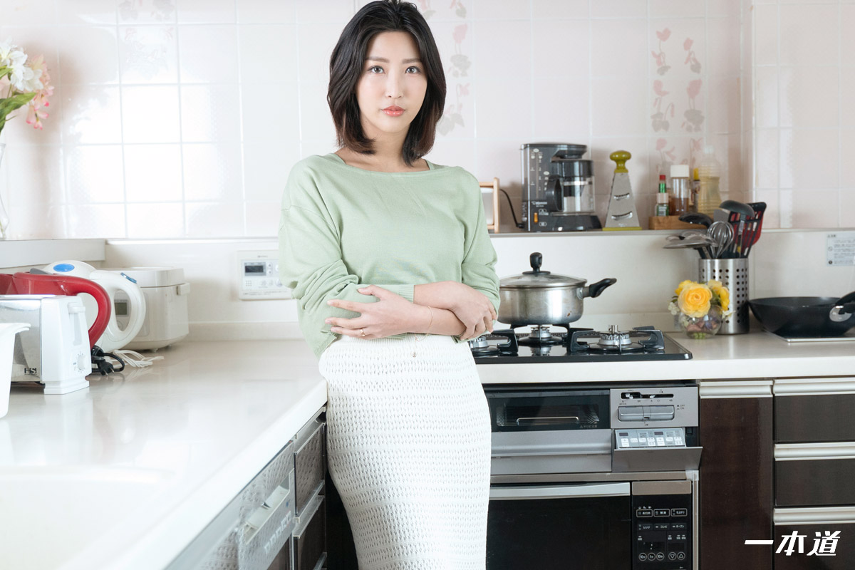 Seducing by Flashing Pussy: Emiri Momota