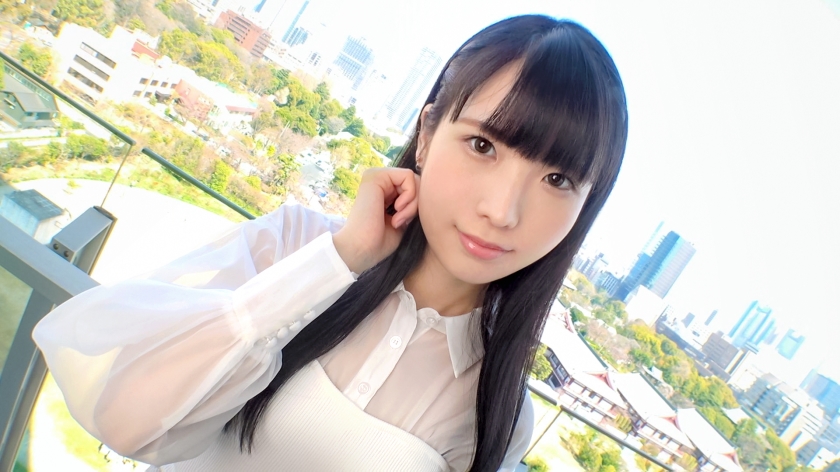 [First shot] A neat and clean apparel clerk who looks and speaks in a relaxed manner.