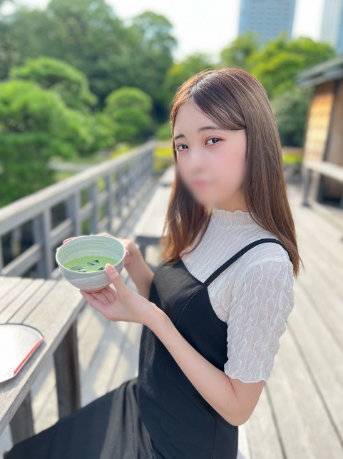 First shot Complete appearance An adult day of a 19-year-old neat and clean female college student who remains young