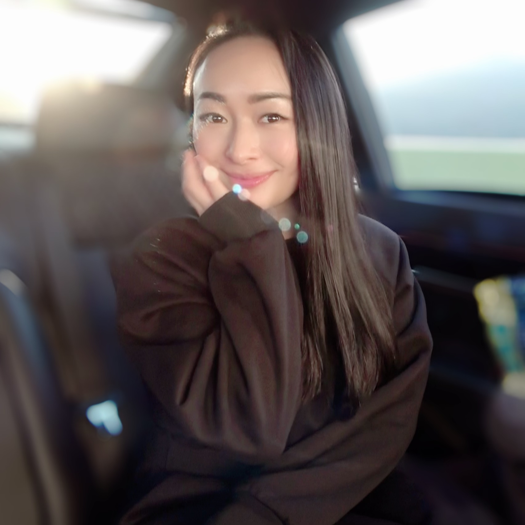 Isnt there such a wife in the neighborhood To an affair in the car with a beautiful witch wife in the daytime Massive ejaculation on an erotic face that looks good with bright red lipstick