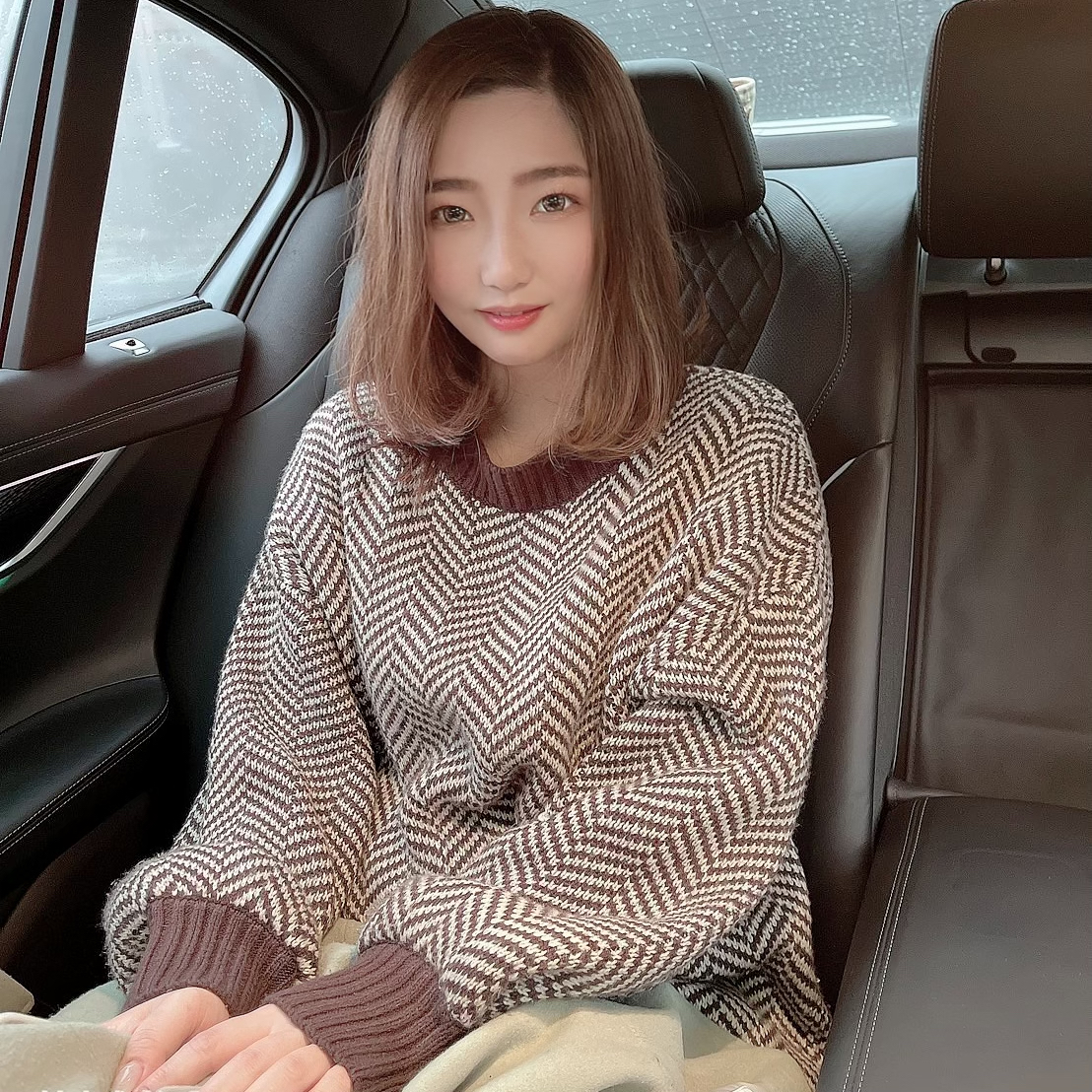 A beautiful young wife who spouts squirting and an affair in the car Sperm that is entwined with the tongue is put out and the inside of the car is covered with tide with the tide that scatters just by touching the gokkun clitoris