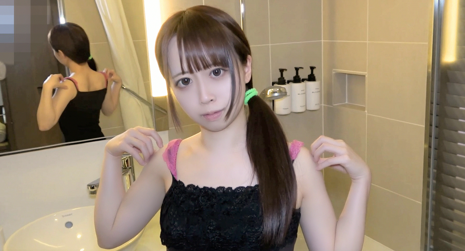 Fair-skinned slender beauty working at a convenience store I can not answer even if I ask so I will vaginal cum shot without permission Review privilege high image quality Ver