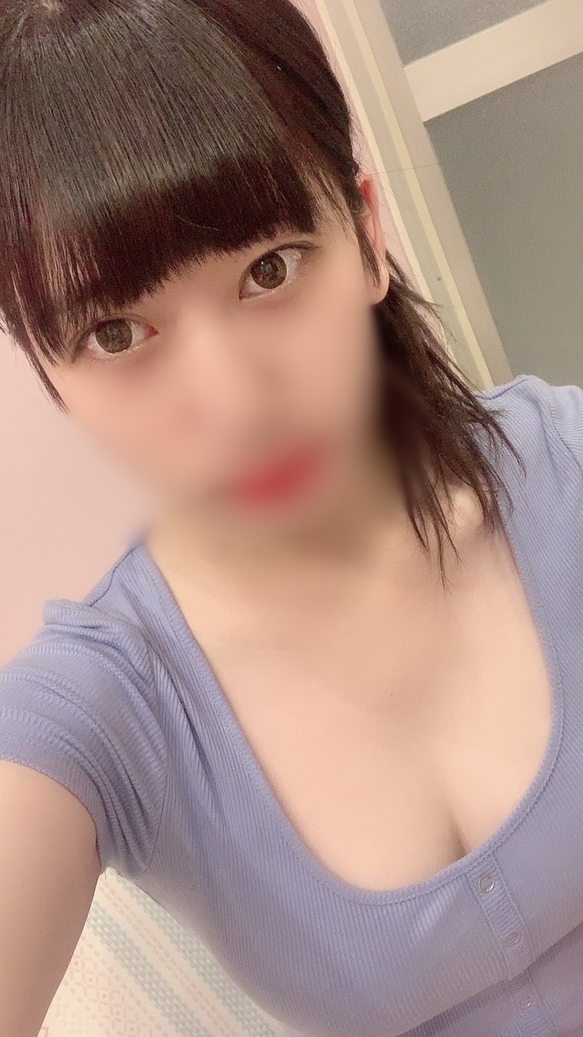 For a limited time Complete appearance Shop clerk A beautiful girl shop clerk with an anime voice is naked and rolled up for a total of 3 shots