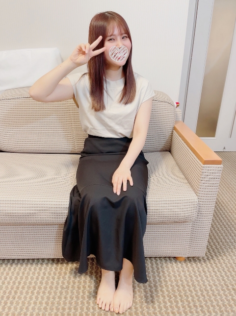 Memi-chan a beautiful woman with a cute smile in an innocent style existed in the countryside is petite and sensitive and is a local female college student who does not know the world
